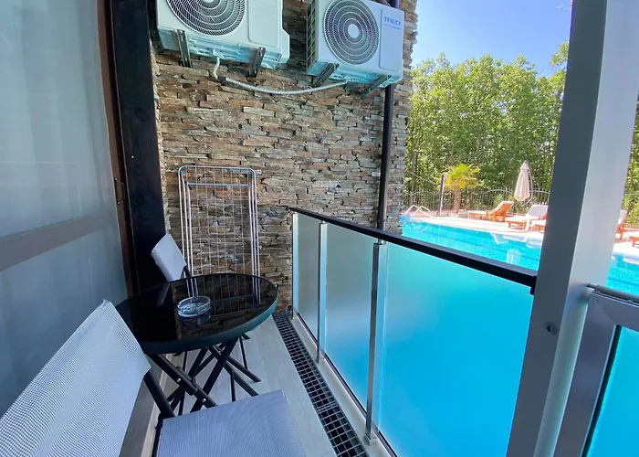 מלון דירות The Paradise פרימורסקו